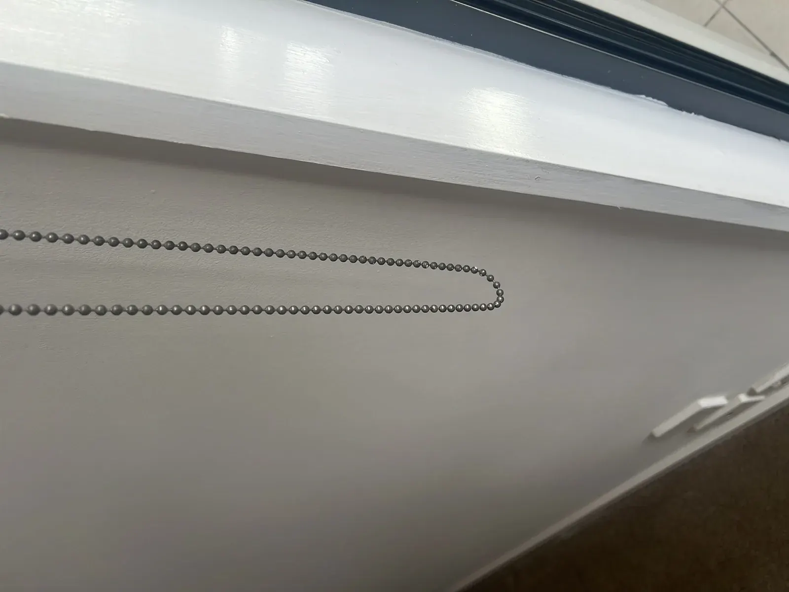 Loose looped blind cord without an anchor found during a rental inspection