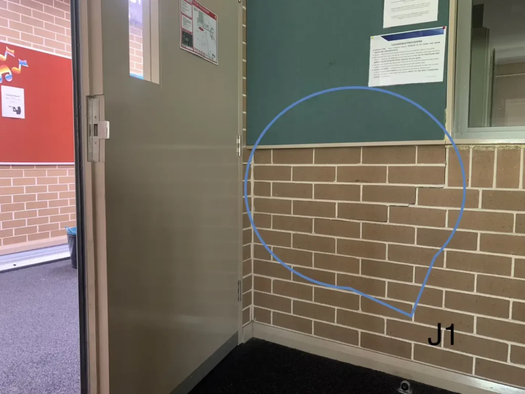 picture of a cracked joint of bricks